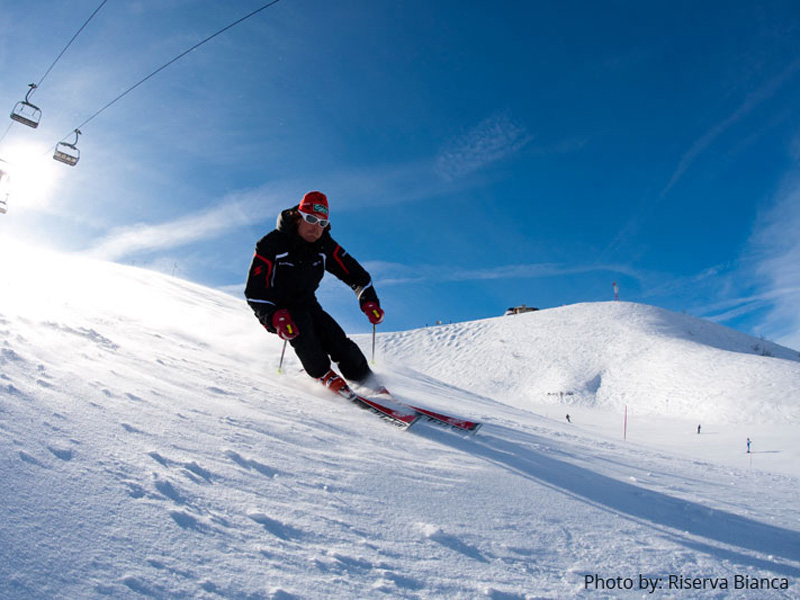 Foto: uno sciatore mentre scende fuori pista
